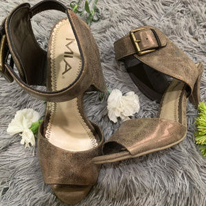 Gold shoes, size 6 1/2